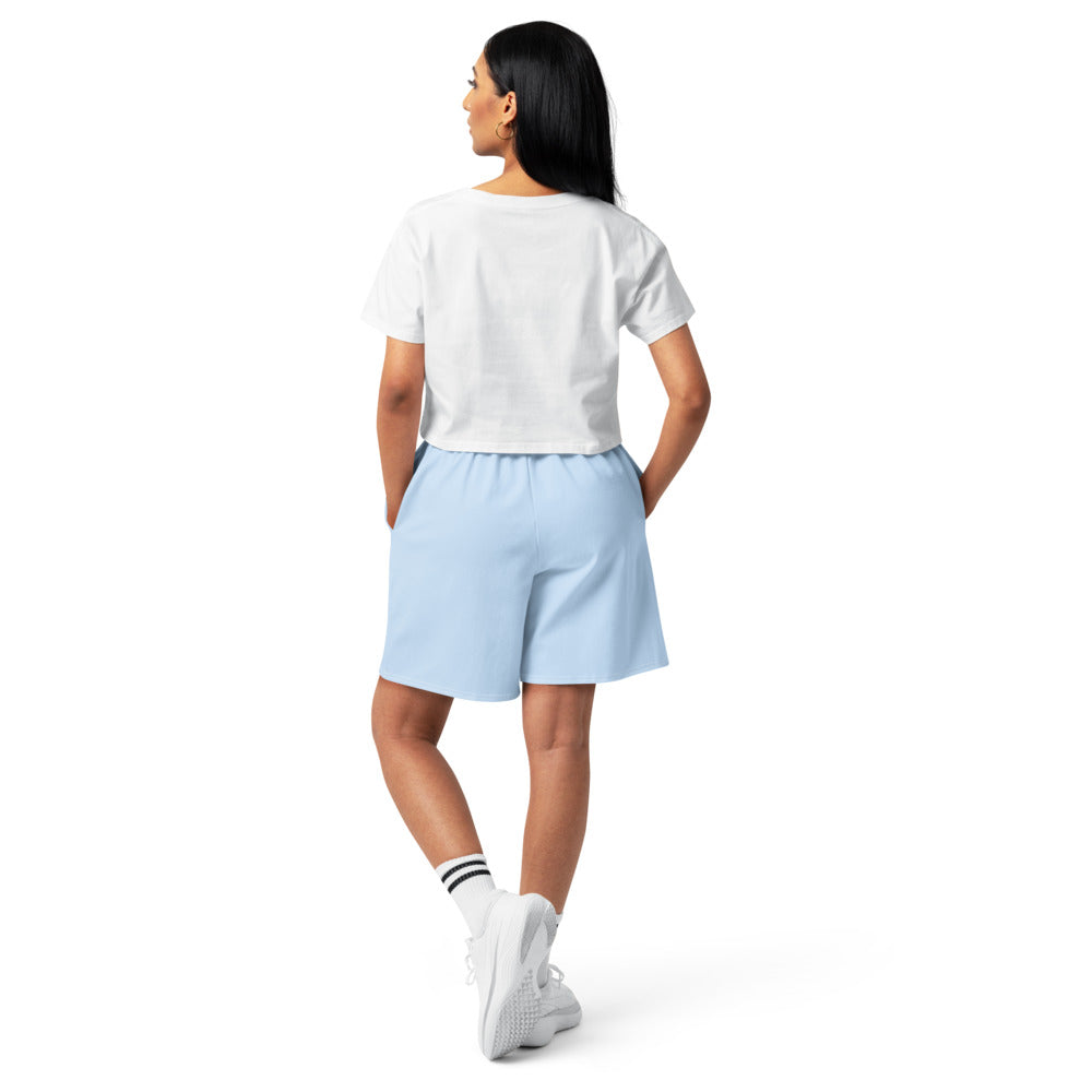 Model draagt DRAVYN oversized cotton long shorts in streetwear fit
