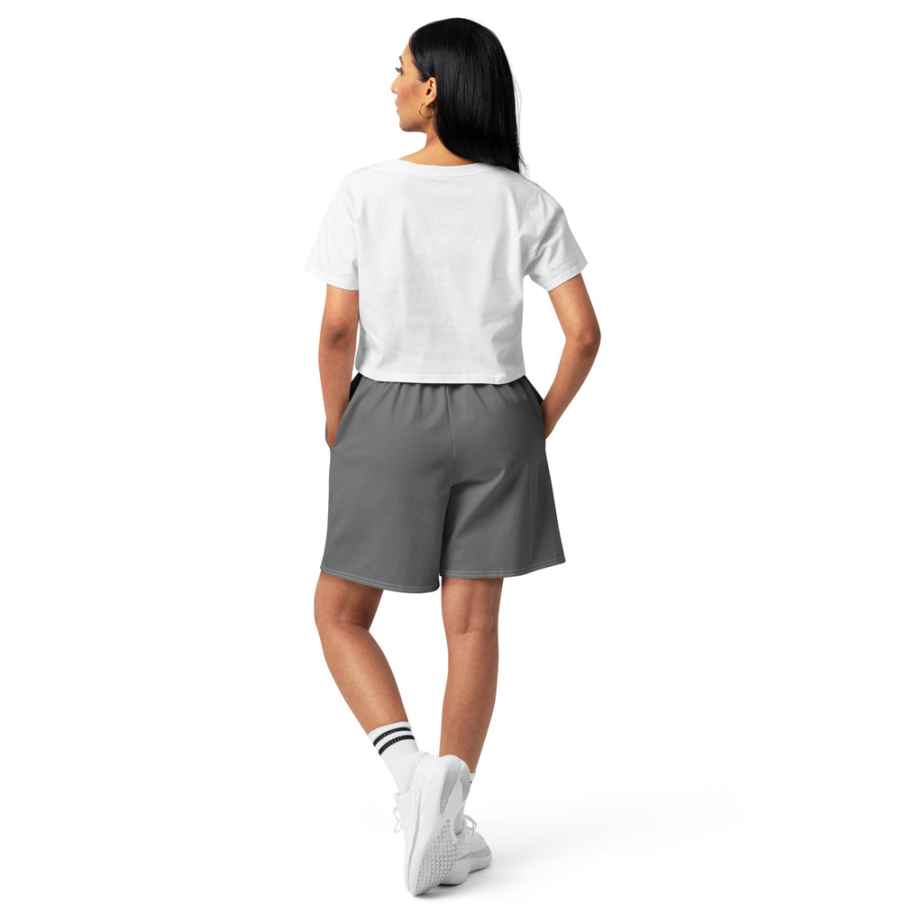 Vrouw achteraan in grijze katoenen lange shorts heren met een witte crop top.