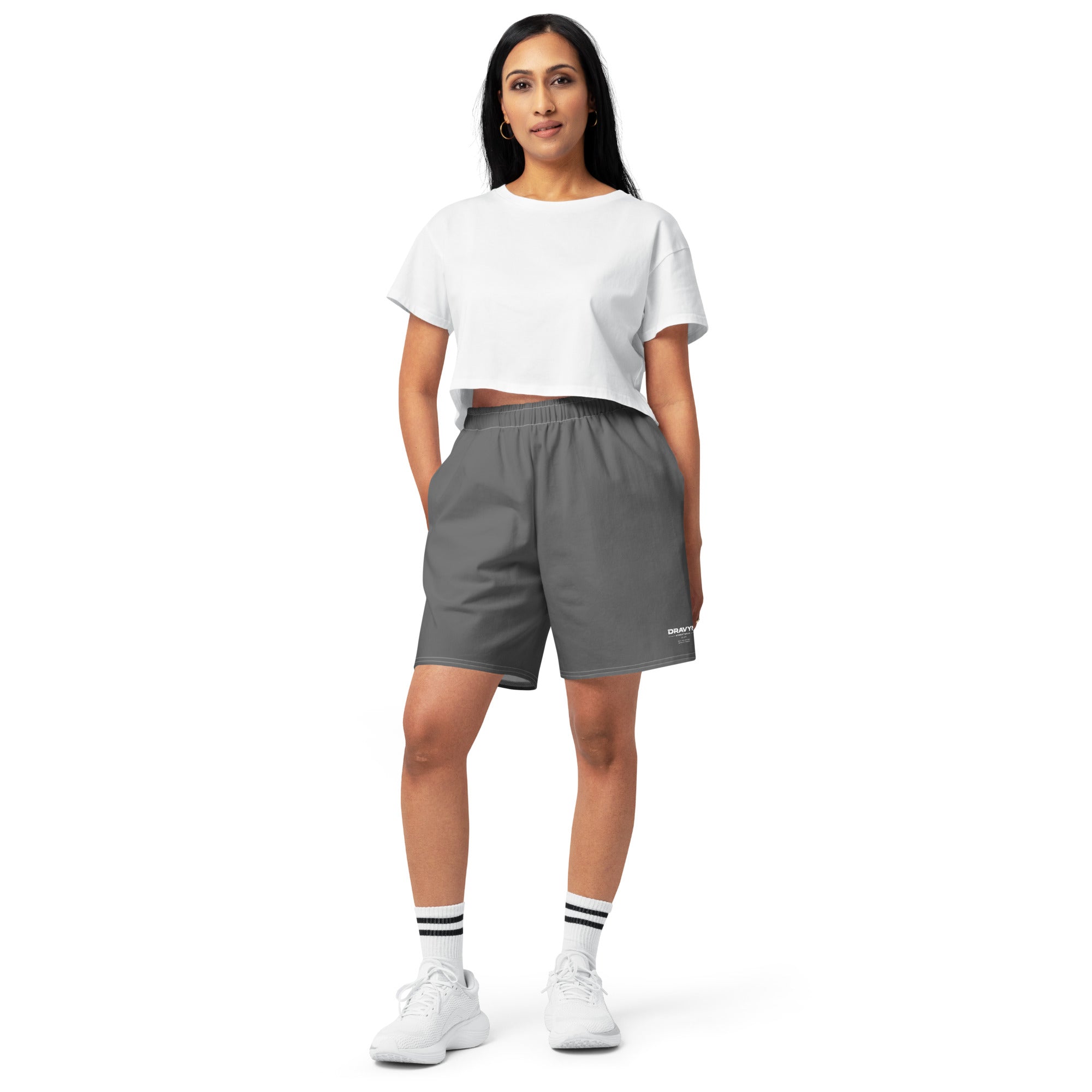 Vrouw in grijze DRAVYN katoenen lange shorts heren met comfortabele pasvorm, casual stijl en ademende stof.