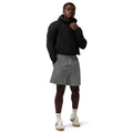 Man in een zwart sweatshirt en grijze katoenen lange shorts heren, ideaal voor casual stijl.