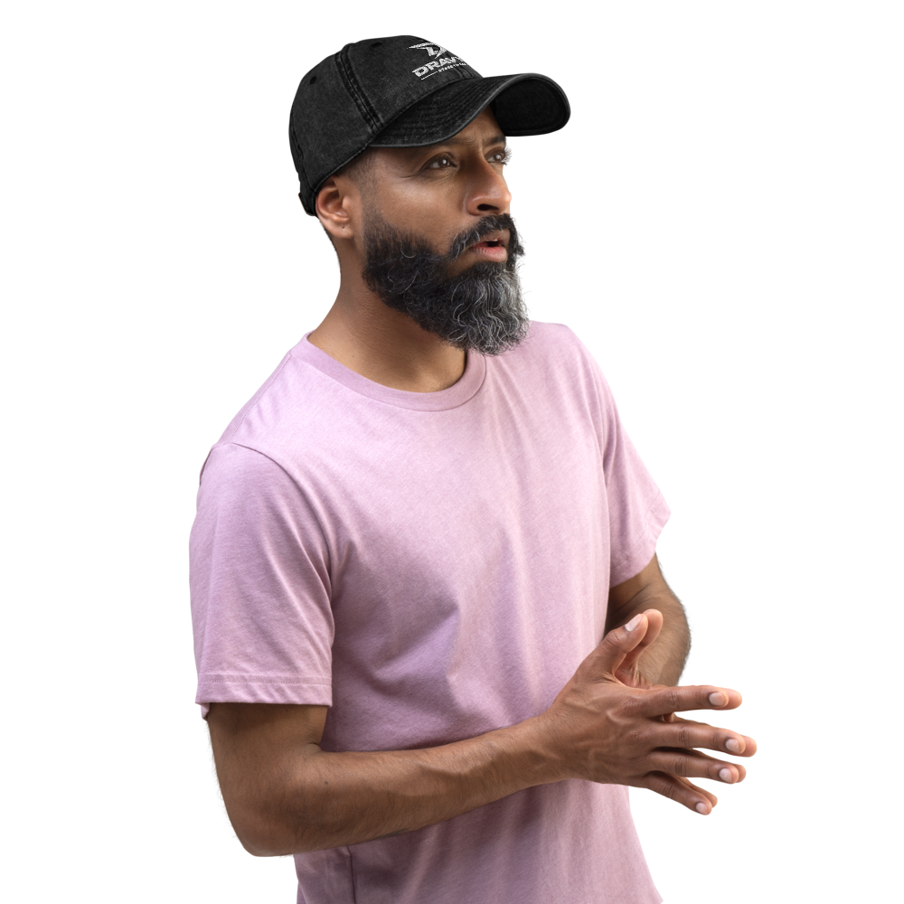 Model draagt DRAVYN vintage baseball cap zwarte streetwear outfit