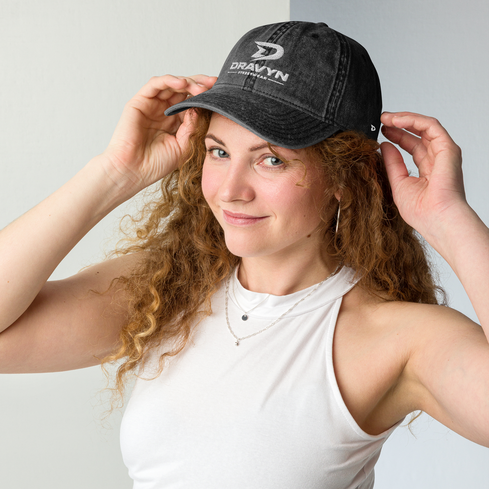Vrouw draagt DRAVYN vintage baseball cap premium streetwear stijl