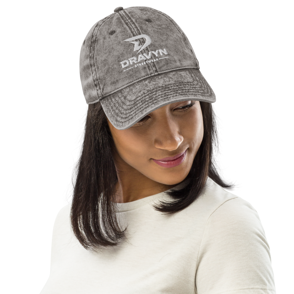 Model draagt DRAVYN grijze vintage baseball cap premium streetwear