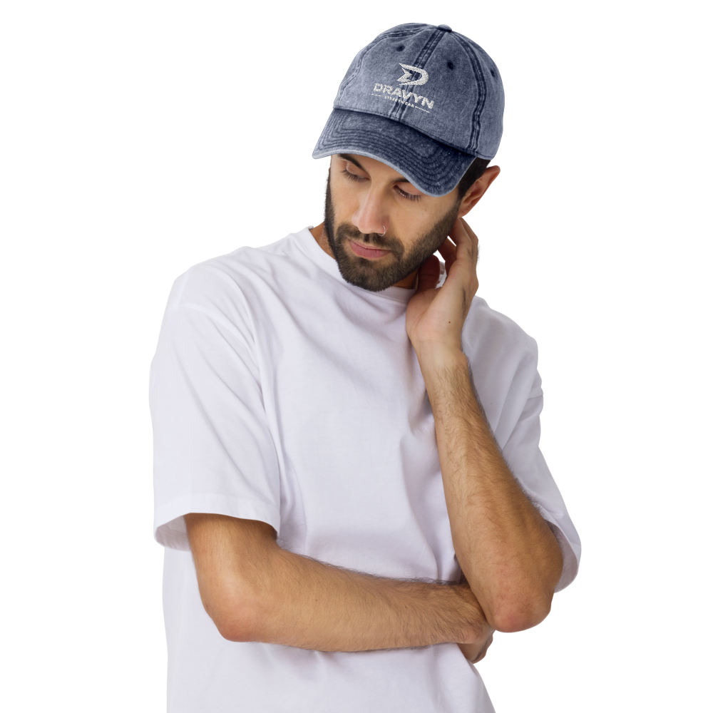Model draagt DRAVYN blauwe vintage baseball cap oversized streetwear