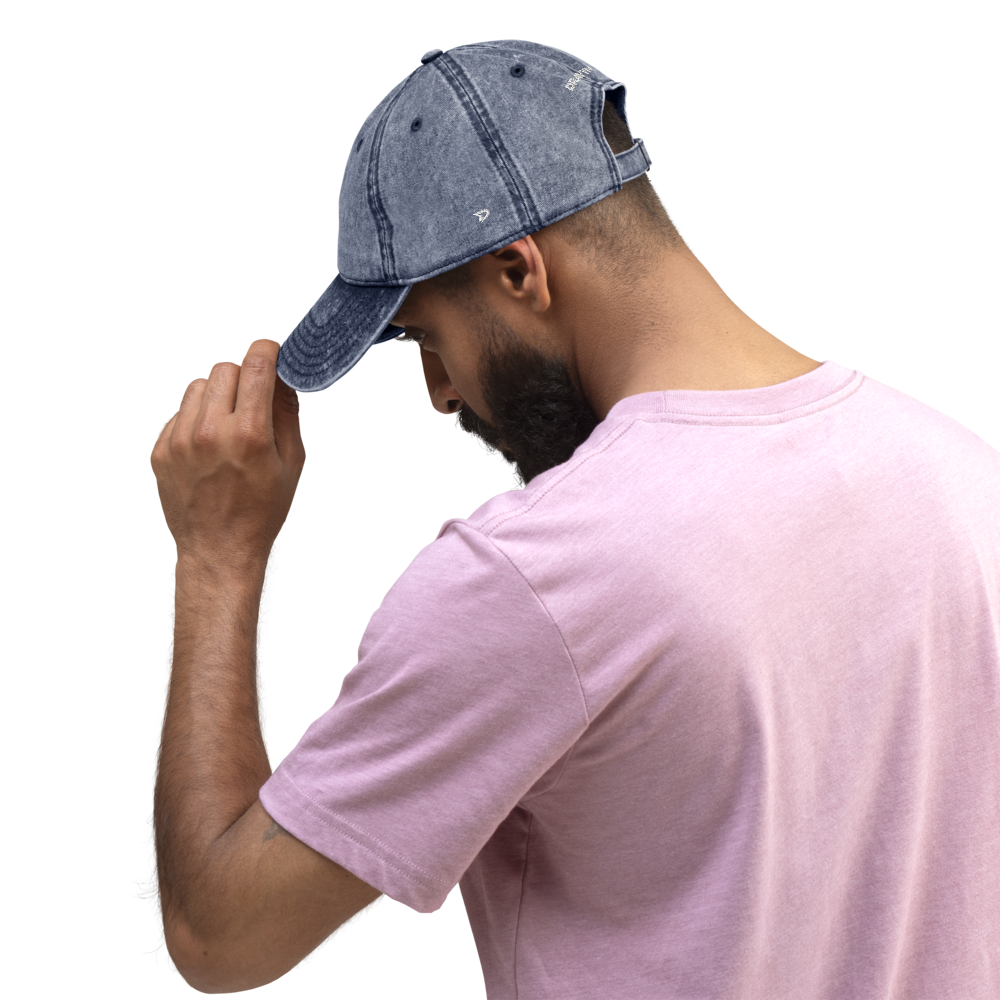 Achterkant van DRAVYN blauwe vintage baseball cap streetwear fit