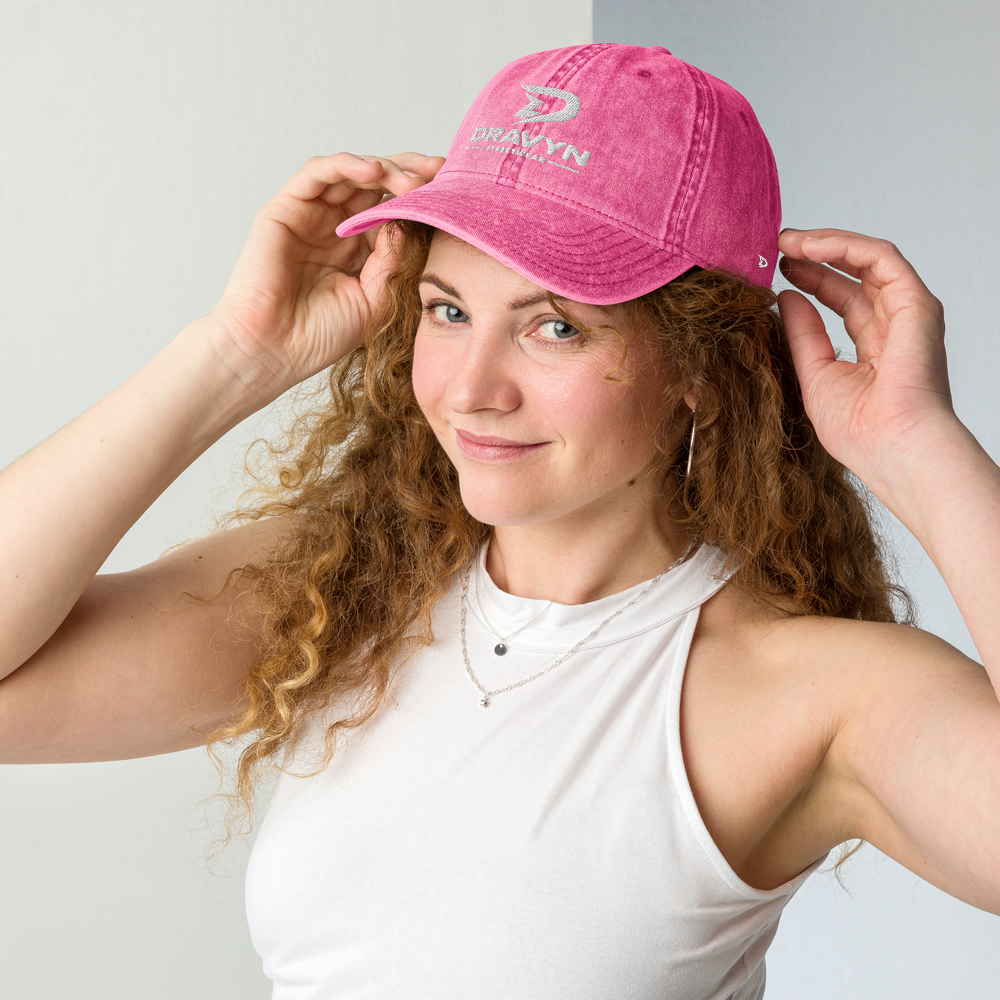 Vrouw draagt DRAVYN roze vintage baseball cap streetwear stijl